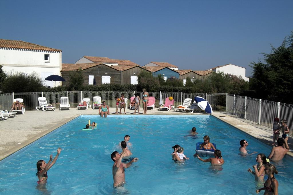 Résidence Odalys Le Village des Amareyeurs Le Château-dʼOléron Exterior foto